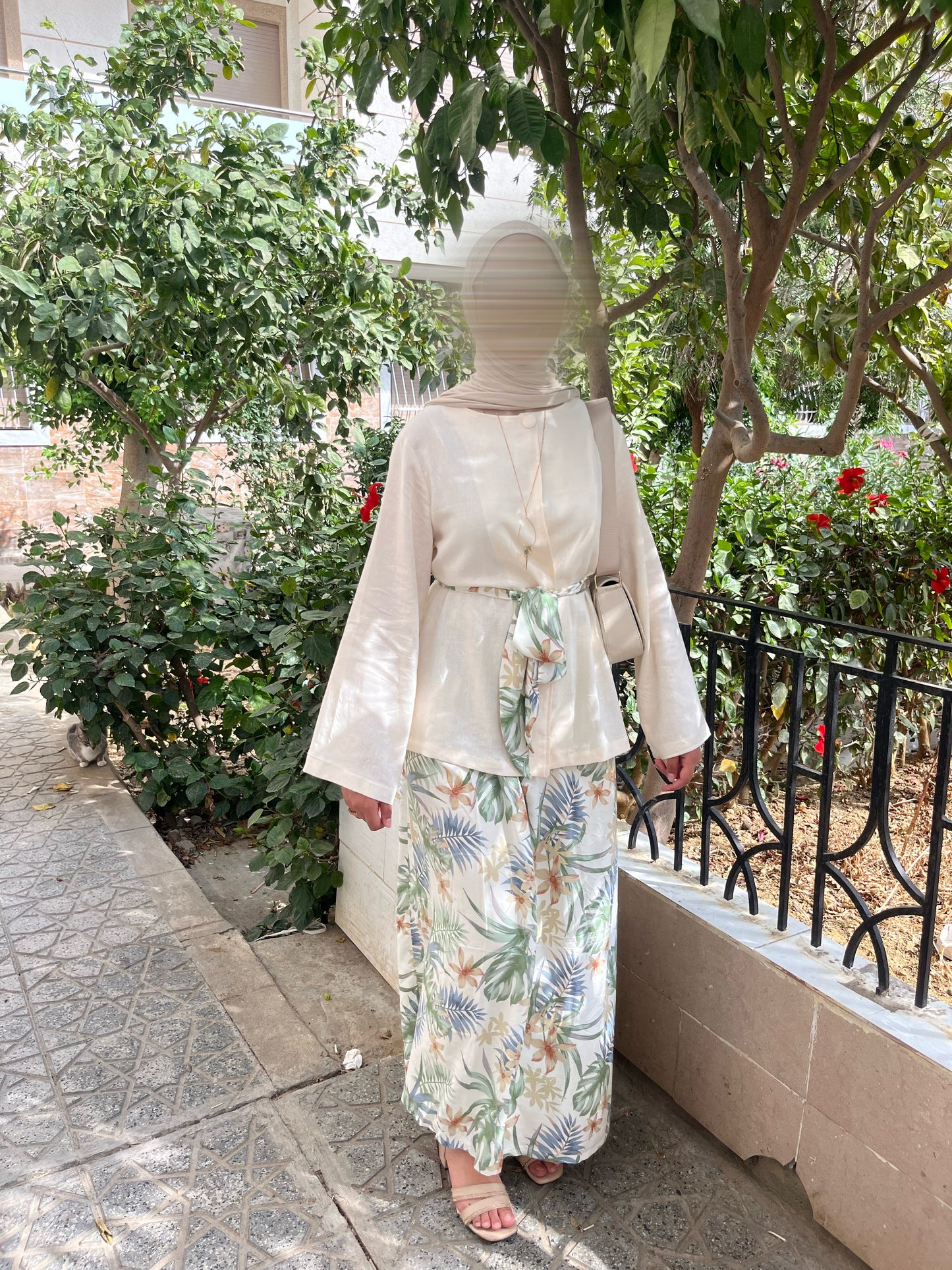 Ensemble EMELY – Jupe Longue Imprimée & Chemise Unie avec Ceinture